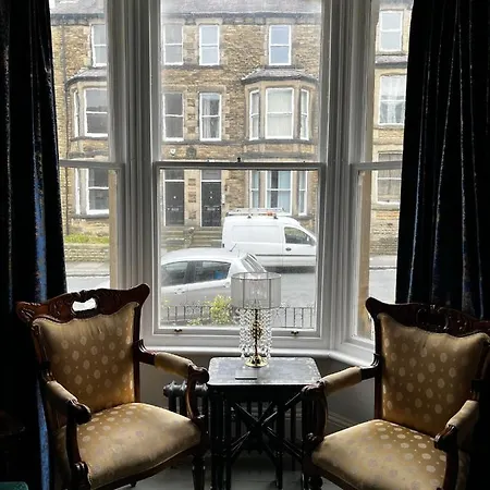 Carlton House - Spacious 4 Bed Victorian Townhouse *