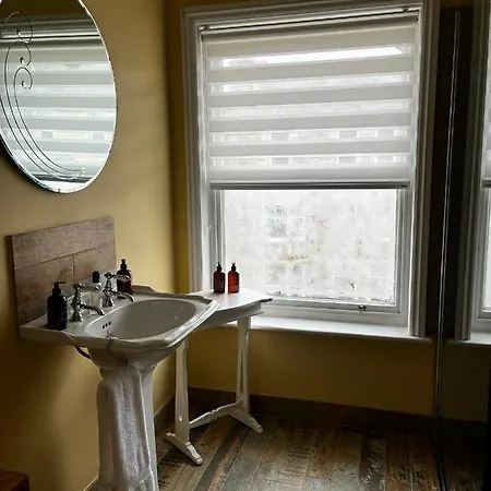 Dom wakacyjny Carlton House - Spacious 4 Bed Victorian Townhouse Harrogate