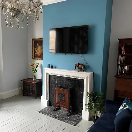 Carlton House - Spacious 4 Bed Victorian Townhouse
