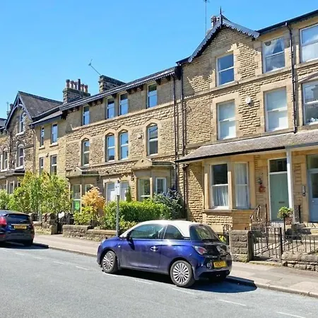 Carlton House - Spacious 4 Bed Victorian Townhouse