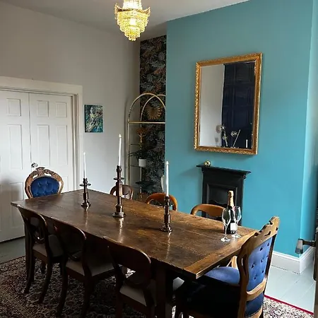 Carlton House - Spacious 4 Bed Victorian Townhouse